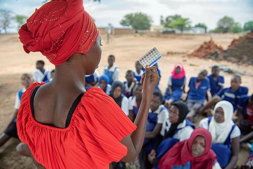 Een vrouw geeft voorlichting over anticonceptie